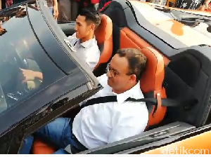 Naik BMW i8 Roadster, Anies Sambut Formula E di Jakarta