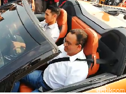 Naik BMW i8 Roadster, Anies Sambut Formula E di Jakarta