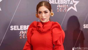 Jessica Iskandar Merah Merona