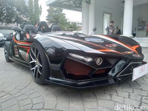 Supercar Listrik ITS Mejeng di Balai Kota Jakarta