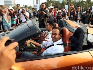 Momen Anies Tiba di Monas Nebeng Mobil Listrik