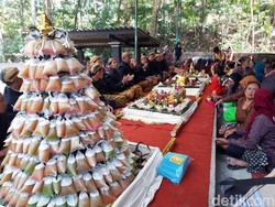 Berharap Hujan Turun, Ratusan Warga Boyolali Mengarak Gunungan Dawet
