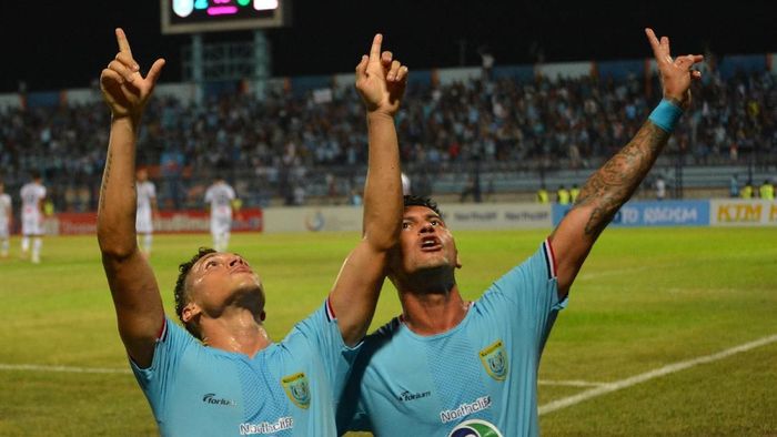 Persela Lamongan sudah dikonfirmasi mengenai pendundaan duel dengan Persija Jakarta di Liga 1. (Foto: Syaiful Arif/Antara) Persela Lamongan sudah dikonfirmasi mengenai pendundaan duel dengan Persija Jakarta di Liga 1. (Foto: Syaiful Arif/Antara)