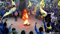 Aksi Bakar Ban Kembali Warnai Demo di KPK