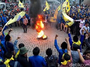 Aksi Bakar Ban Kembali Warnai Demo di KPK
