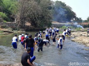Kala Pelajar Jakarta Ikut Terjun Bersihkan Sungai di Cilebut Bogor