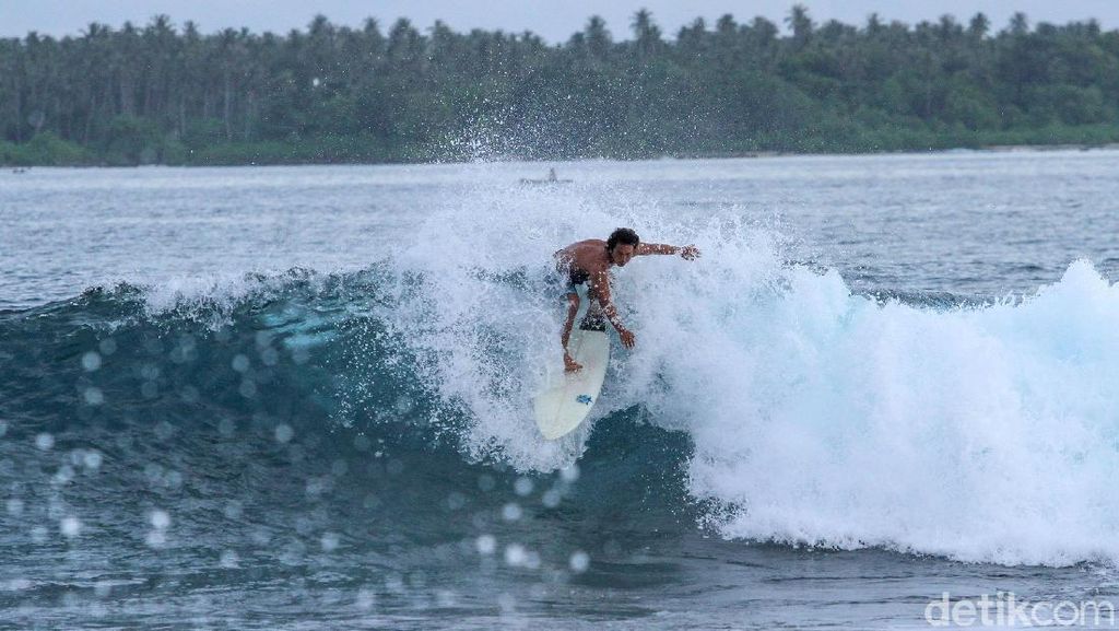 Menantang Ombak di Sinabang, Pulau Surganya Pecinta Surfing
