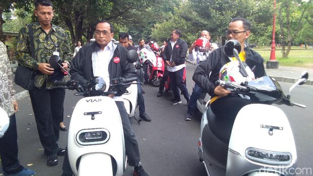 Menhub Budi Keliling UGM Pakai Motor Listrik