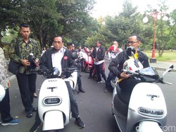 Gaya Menhub Keliling Kampus Naik Motor Listrik Made in UGM