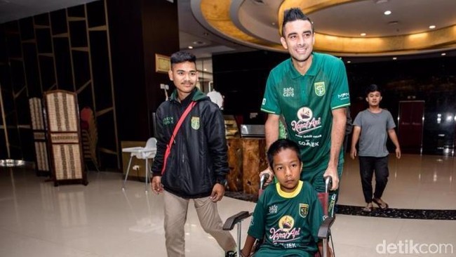 Otavio Dutra Wujudkan Mimpi Mispin, Bocah Disabilitas, Nonton Langsung Persebaya