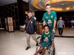 Otavio Dutra Wujudkan Mimpi Mispin, Bocah Disabilitas, Nonton Langsung Persebaya