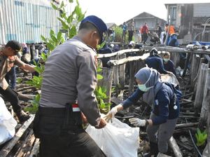 Masyarakat Tanjungpinang di Kepri Goro Bersihkan Laut dari Sampah