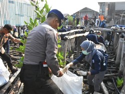 Masyarakat Tanjungpinang di Kepri Goro Bersihkan Laut dari Sampah