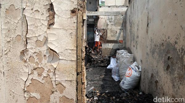 Mengais Sisa-sisa di Puing Kebakaran Permukiman Jatinegara