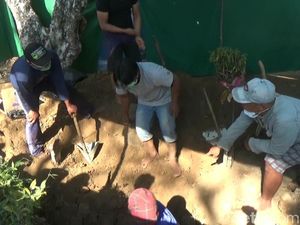 Polisi Bongkar Kuburan Pria yang Mayatnya Ditemukan dengan Leher Terjerat Polisi Bongkar Kuburan Pria yang Mayatnya Ditemukan dengan Leher Terjerat