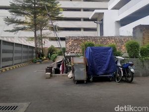 Ada Rumah Tua di Tengah Kompleks Apartemen, Berapa Harganya? Ada Rumah Tua di Tengah Kompleks Apartemen, Berapa Harganya?