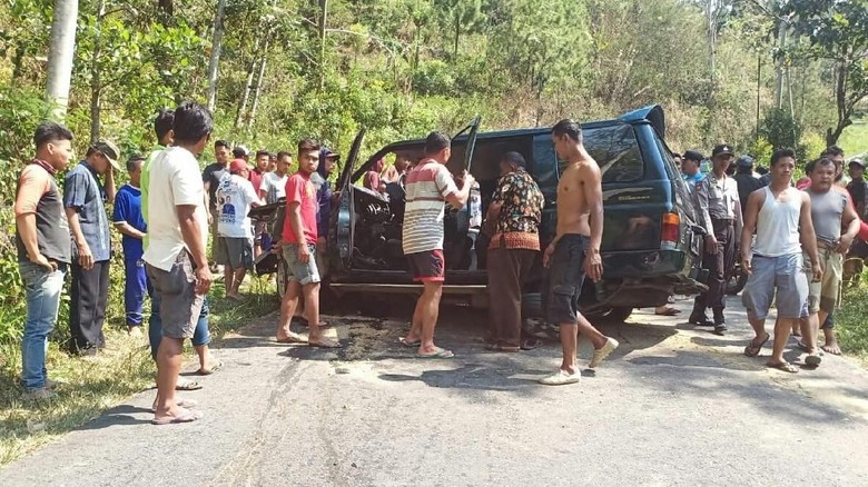 MPV Tabrak Tebing di Trenggalek, 1 Orang Tewas dan 2 Luka Berat