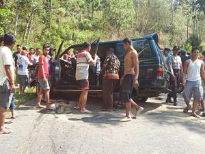 MPV Tabrak Tebing di Trenggalek, 1 Orang Tewas dan 2 Luka Berat