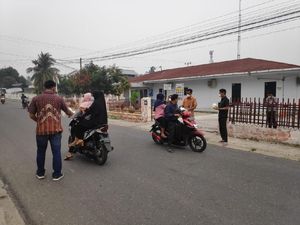 Bagikan Masker, Puluhan Karyawan Hutama Karya Turun ke Jalan