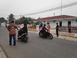 Bagikan Masker, Puluhan Karyawan Hutama Karya Turun ke Jalan