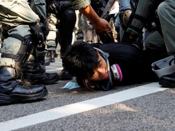 Panas! Bentrok Polisi dengan Pendemo di Hong Kong