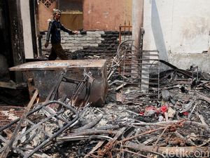 Seragam Ikut Terbakar, Korban Kebakaran Jatinegara Khawatir Sekolah Anaknya Seragam Ikut Terbakar, Korban Kebakaran Jatinegara Khawatir Sekolah Anaknya