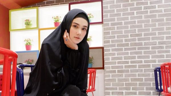Mulan Jadi Anggota DPR, Kemesraan Onadio dan Istri