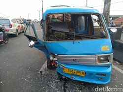 Angkot Tabrak Pembatas Jalan Lalu Serempet Motor di Cibinong, 4 Orang Luka