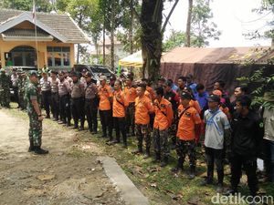 Tim Gabungan Dikerahkan untuk Padamkan Api di Lereng Gunung Slamet Tim Gabungan Dikerahkan untuk Padamkan Api di Lereng Gunung Slamet