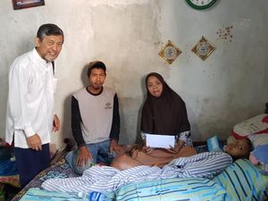 Khofifah Siapkan Kaki Palsu untuk Seorang Siswi SMP yang Kanker Tulang Khofifah Siapkan Kaki Palsu untuk Seorang Siswi SMP yang Kanker Tulang