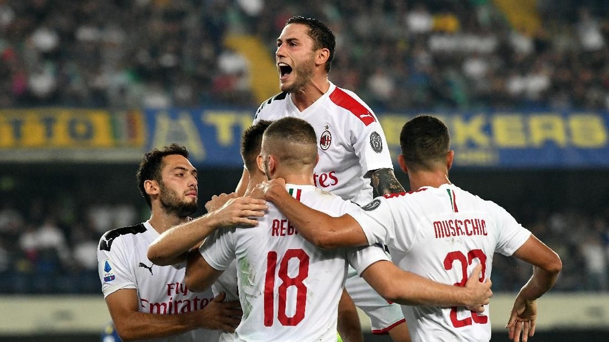 AC Milan menjamu Inter Milan di Liga Italia 2019/2020. (Foto: Alessandro Sabattini/Getty Images)
