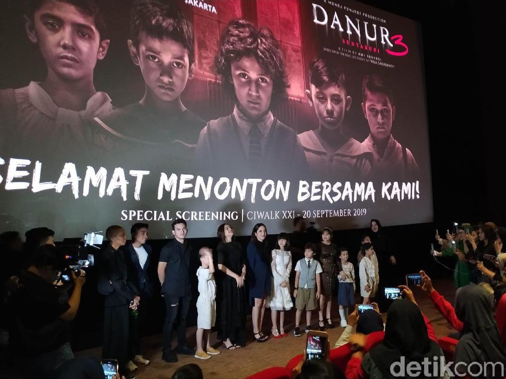 Ciwalk Bandung Mendadak Heboh Kedatangan Cast Danur 3 Ciwalk Bandung Mendadak Heboh Kedatangan Cast Danur 3