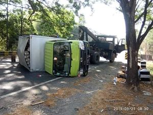 Setir Bermasalah, Truk Muat Kecap Terguling di Madiun