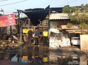 Toko Mebel di Surabaya Ludes Terbakar, Api Diduga Berasal dari Warkop