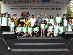 Wagub Uu Ajak Warga Pungut Sampah di World Cleanup Day
