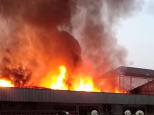 Sebuah Toko Mebel di Surabaya Ludes Terbakar