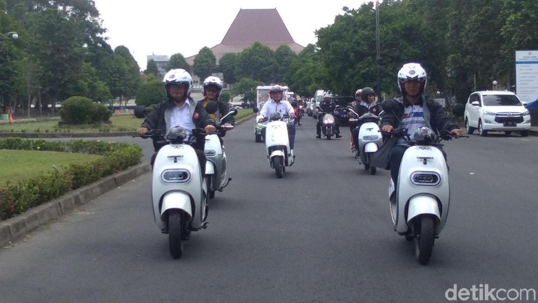 Berjaket Hitam, Menhub Budi Jajal Motor Listrik Keliling UGM