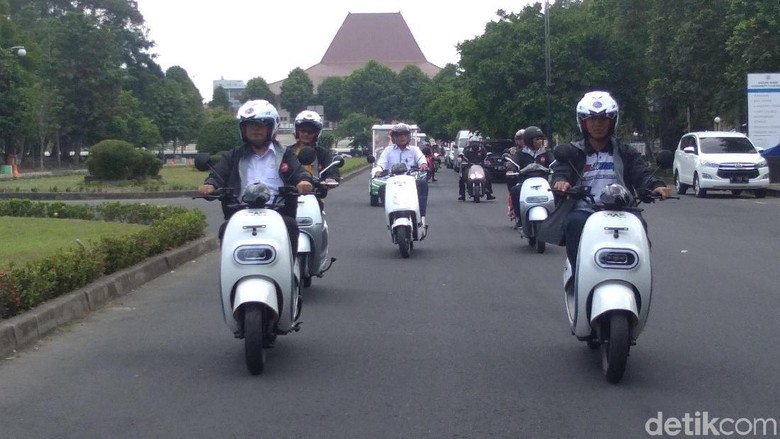 Berjaket Hitam, Menhub Budi Jajal Motor Listrik Keliling UGM Berjaket Hitam, Menhub Budi Jajal Motor Listrik Keliling UGM