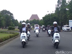 Berjaket Hitam, Menhub Budi Jajal Motor Listrik Keliling UGM