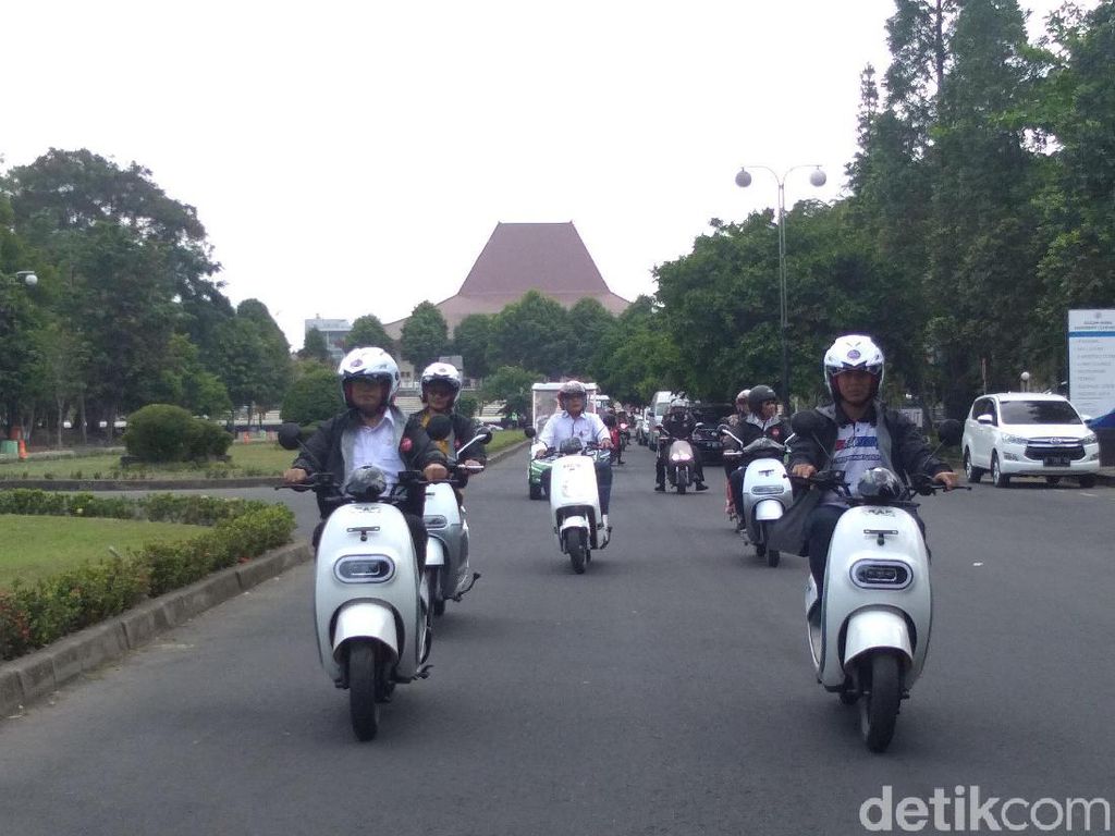 Berjaket Hitam, Menhub Budi Jajal Motor Listrik Keliling UGM Berjaket Hitam, Menhub Budi Jajal Motor Listrik Keliling UGM