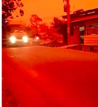 Ngeri! Langit Merah Gelap Gegara Kabut Asap di Muaro Jambi
