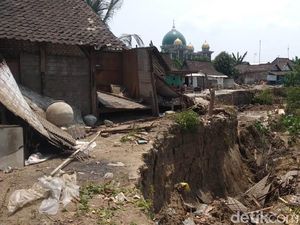 Longsor di Bantaran Sungai Bengawan Solo, 7 Rumah Warga Rusak Longsor di Bantaran Sungai Bengawan Solo, 7 Rumah Warga Rusak