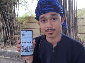 Mursid Rela Naik Turun Bukit demi Sinyal agar Bisa Jual Online Produk Baduy Mursid Rela Naik Turun Bukit demi Sinyal agar Bisa Jual Online Produk Baduy