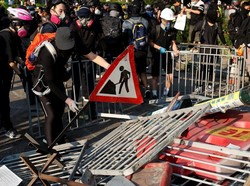 Ribuan Demonstran Hong Kong Kembali Beraksi, Polisi Tembakkan Gas Air Mata