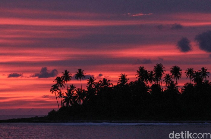 Matahari Terbenam di Sinabang Keindahan alam Kota Sinabang, Pulau Simeulue, Aceh, di kala siang memang memesona. Namun, panorama alam wilayah itu di kala matahari terbenam juga memukau.