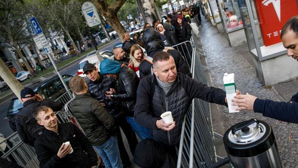 Antrean Mengular Pemuja iPhone 11 di Berbagai Negara