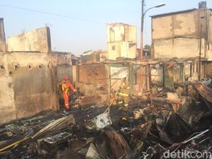 Kebakaran di Jatinegara, 1 Warga Alami Luka Bakar Kebakaran di Jatinegara, 1 Warga Alami Luka Bakar