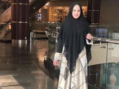Foto: Gaya Hijab Syari Mulan Jameela yang Resmi Jadi Anggota DPR