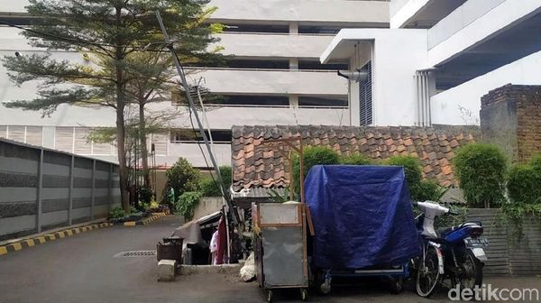 Penampakan Rumah Tua yang Terhimpit Apartemen Mewah