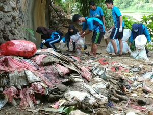 Miris! Sampah Menumpuk di Sungai Grindulu Pacitan